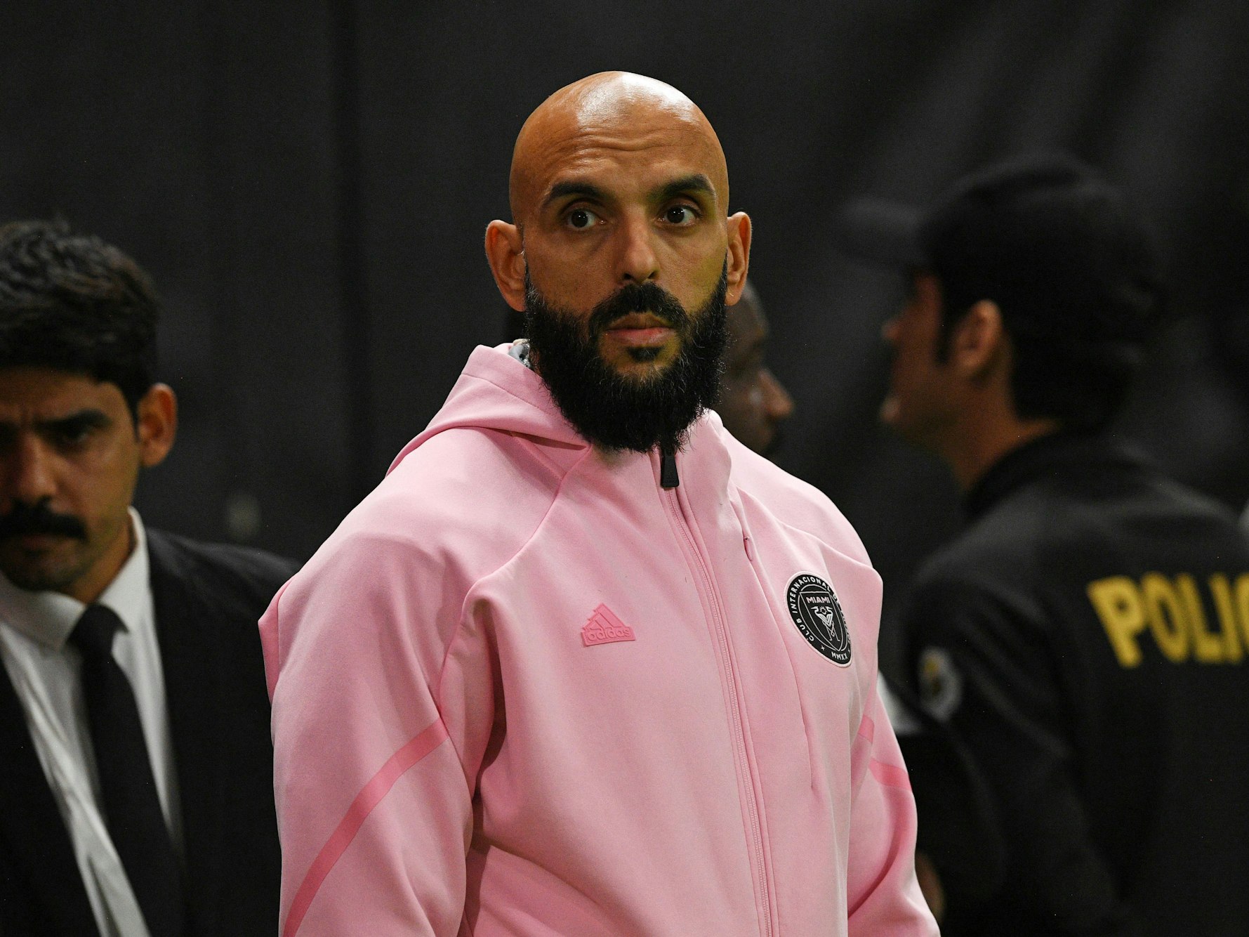 Yassine Cheuko steht an der Seitenlinie.