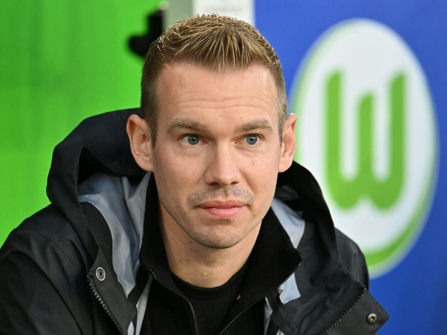 Tommy Stroot auf der Trainerbank.