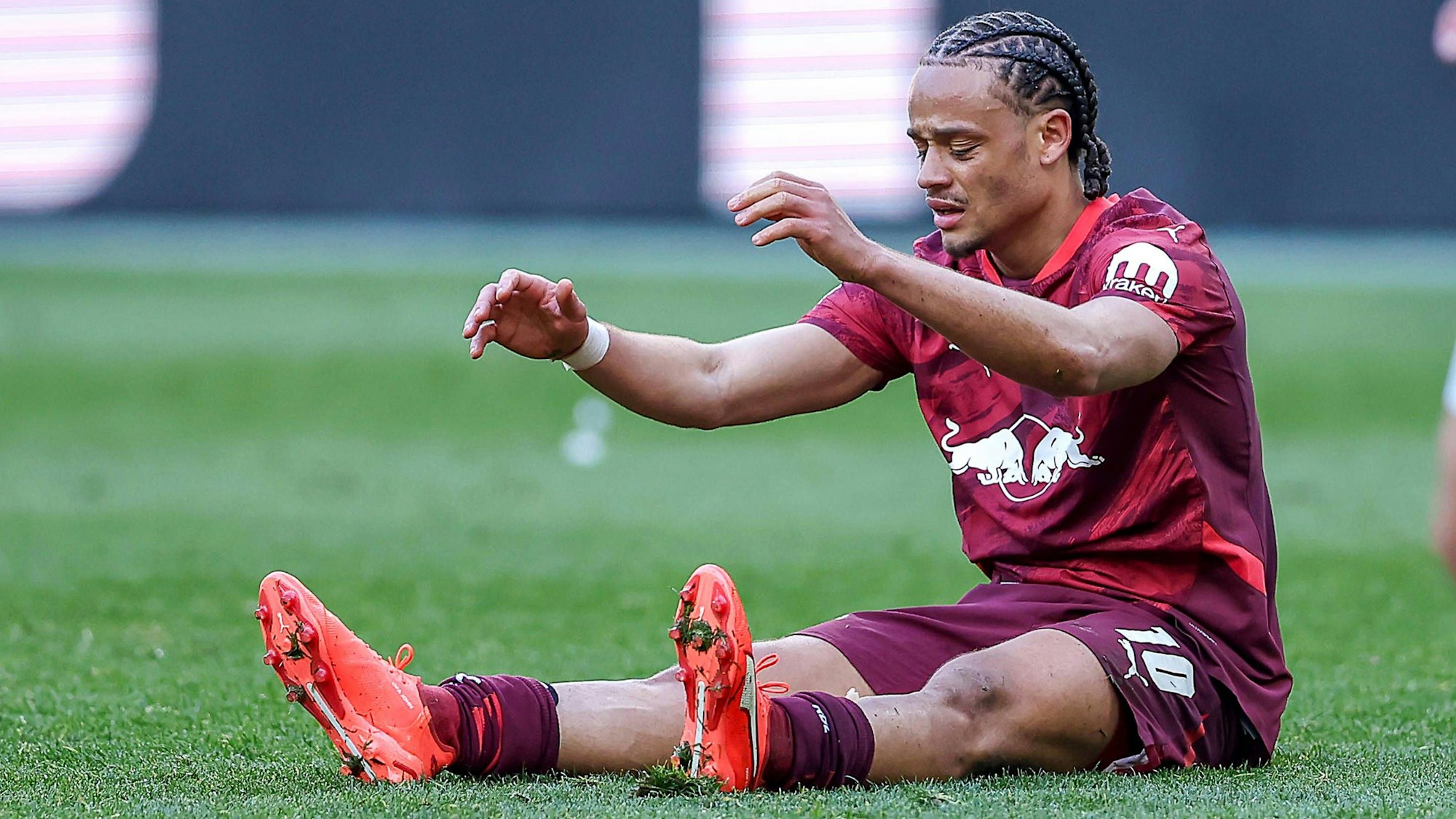 Xavi Simons lamentiert bei einem Spiel von RB Leipzig.