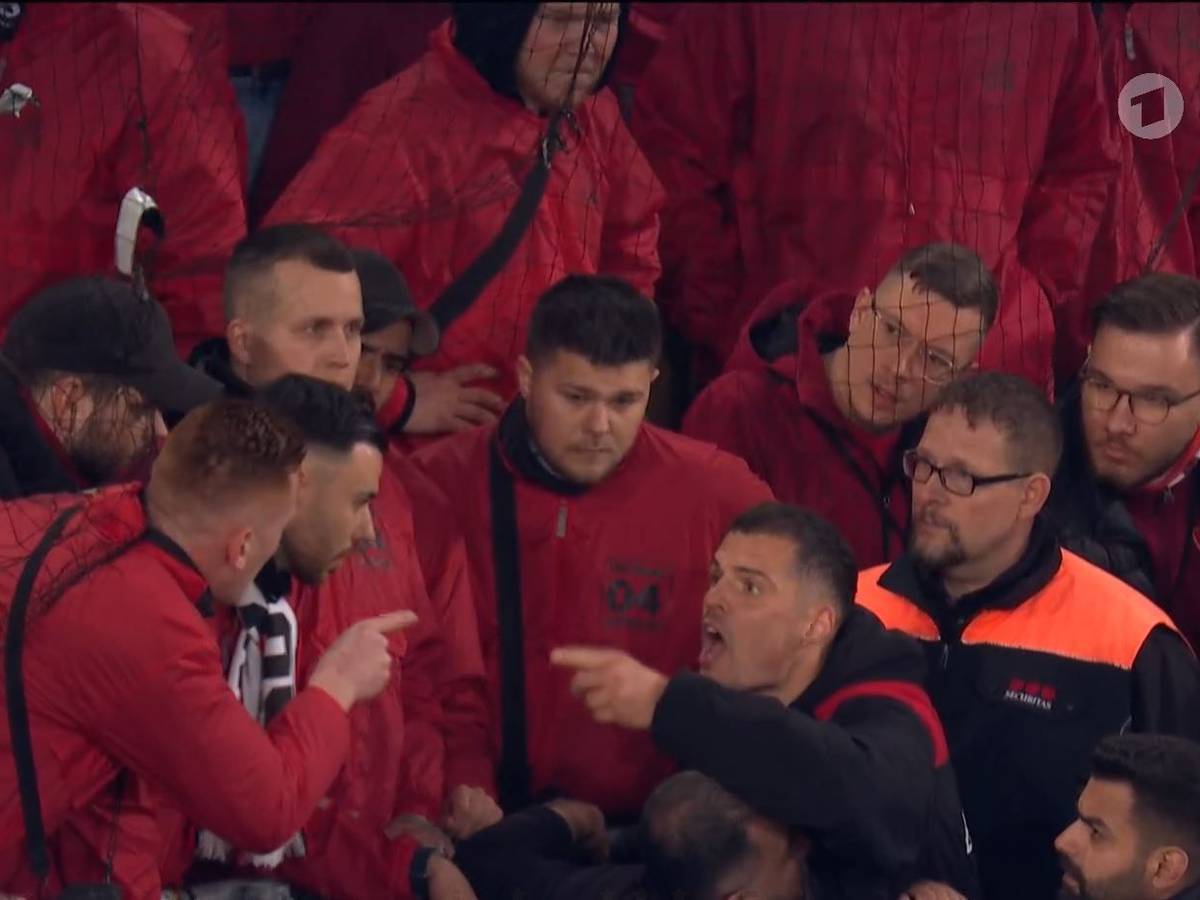 Granit Xhaka und ein Fan liefern sich eine hitzige Diskussion.