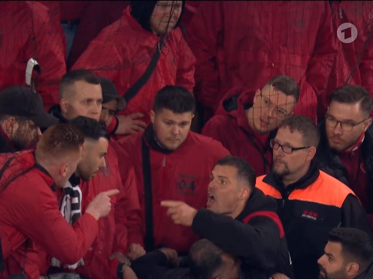 Granit Xhaka und ein Fan liefern sich eine hitzige Diskussion.