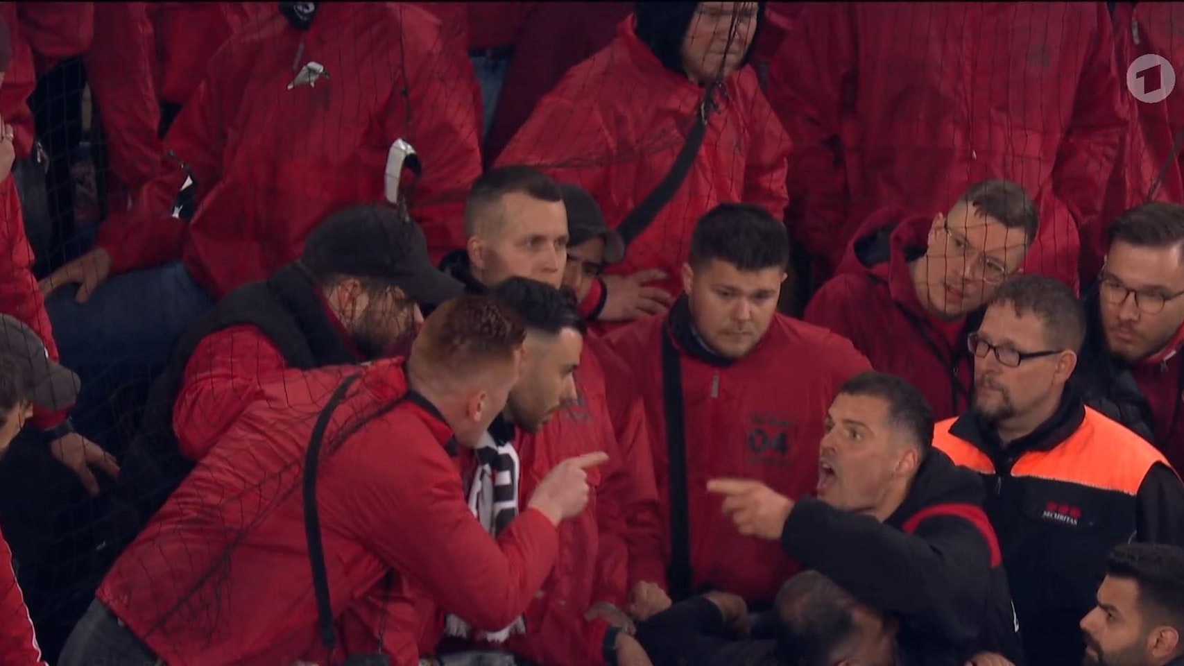 Granit Xhaka und ein Fan liefern sich eine hitzige Diskussion.