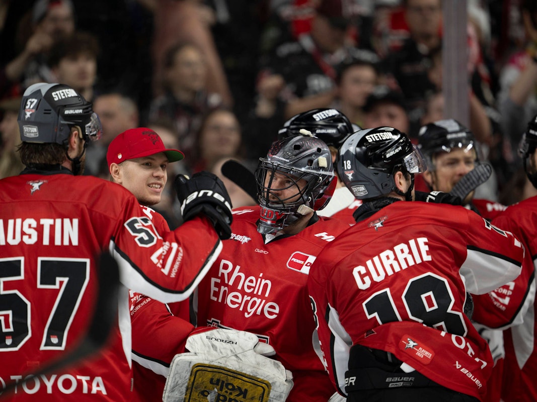 Die Profis der Kölner Haie jubeln gemeinsam.