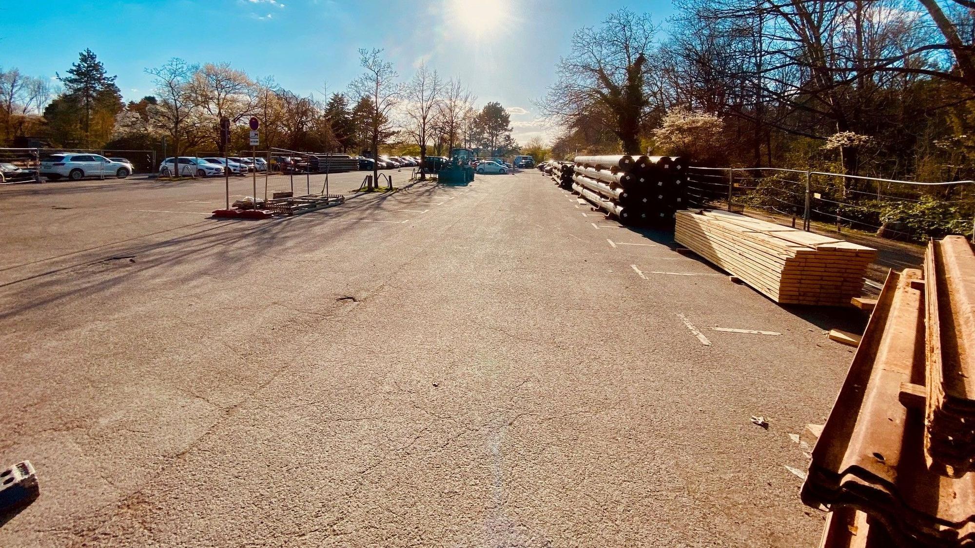 Blick auf einen leeren Parkplatz