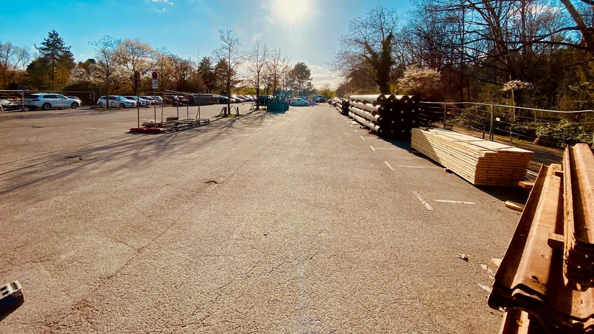 Blick auf einen leeren Parkplatz