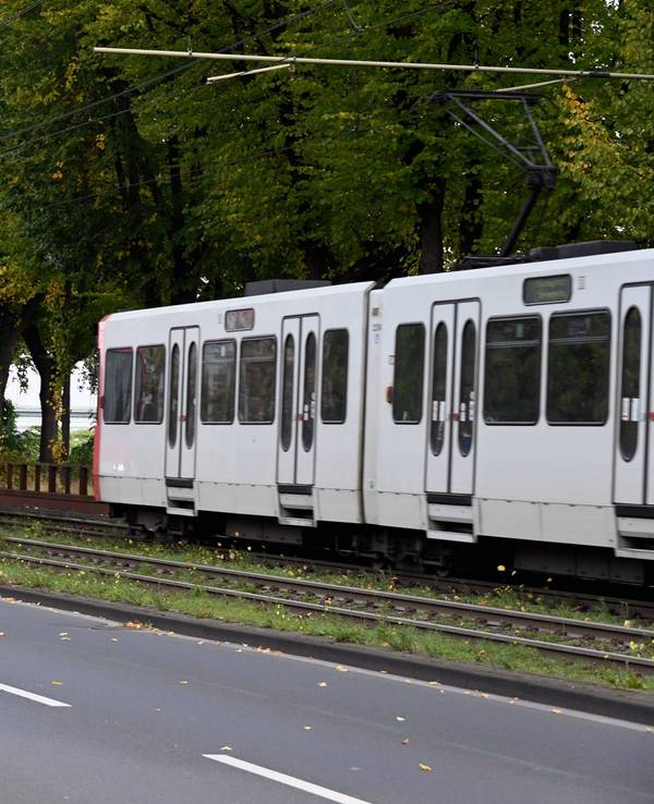 Zwei Straßenbahnen der KVB im Einsatz.