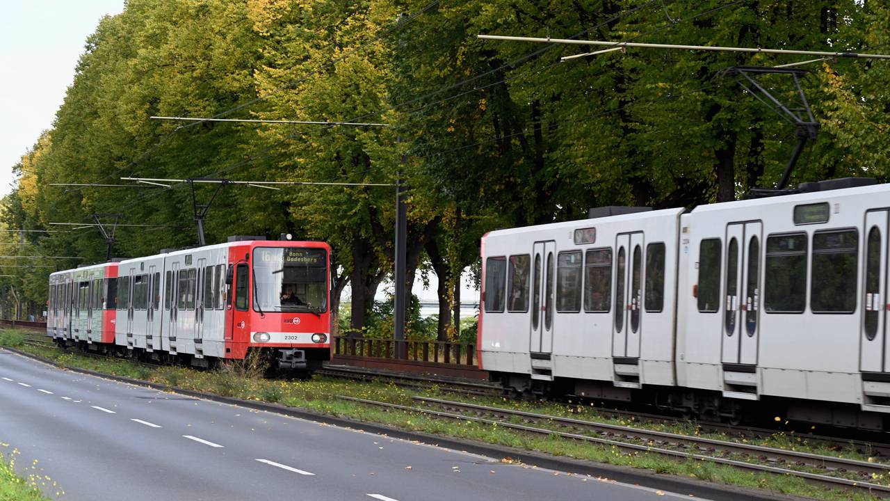 Zwei Straßenbahnen der KVB im Einsatz.