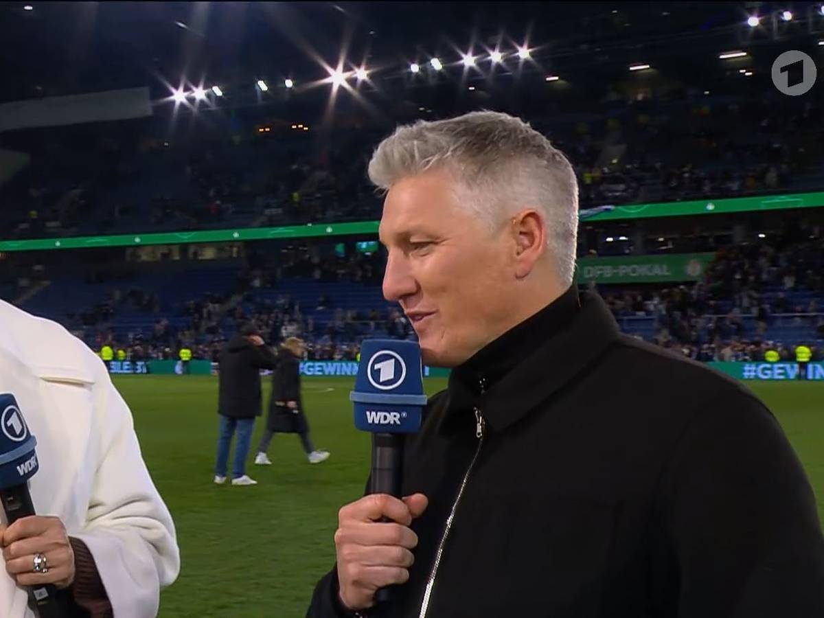 Esther Sedlaczek und Bastian Schweinsteiger am Spielfeldrand auf der Bielefelder Alm.