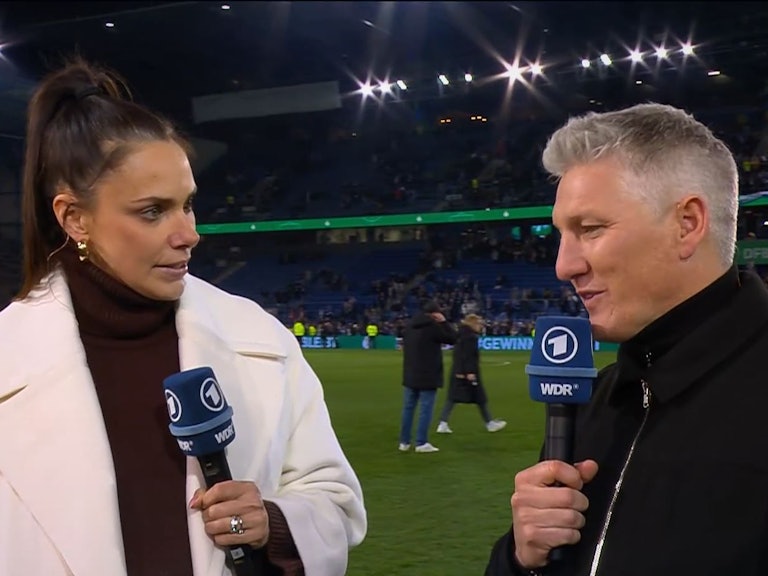 Esther Sedlaczek und Bastian Schweinsteiger am Spielfeldrand auf der Bielefelder Alm.