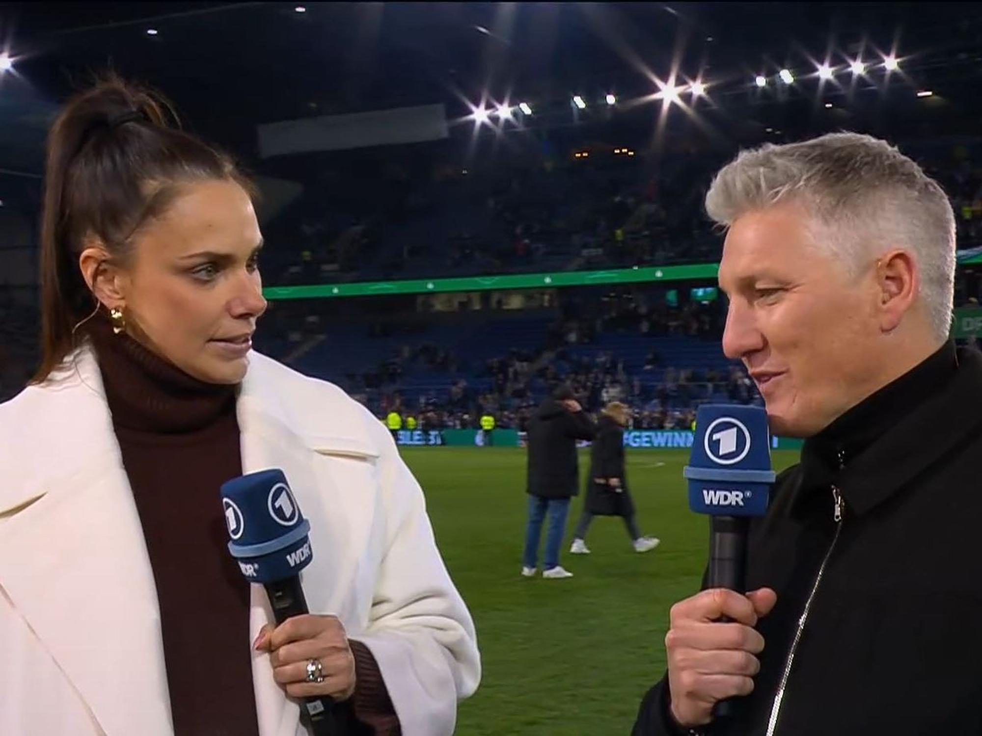 Esther Sedlaczek und Bastian Schweinsteiger am Spielfeldrand auf der Bielefelder Alm.