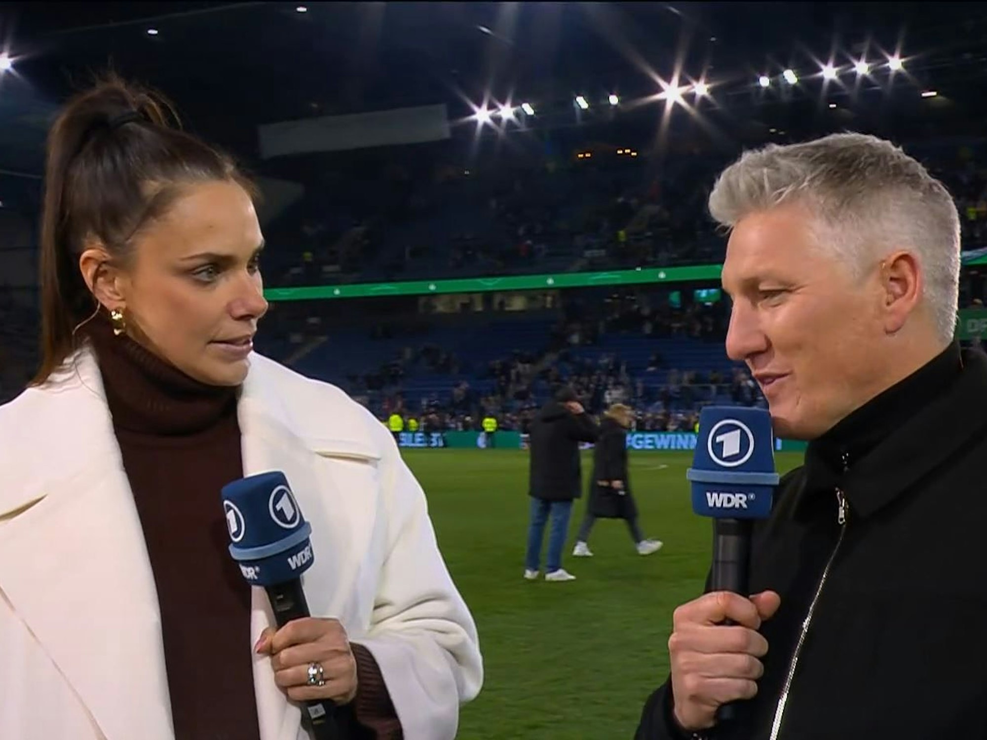 Esther Sedlaczek und Bastian Schweinsteiger am Spielfeldrand auf der Bielefelder Alm.