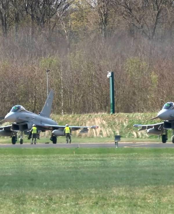 Ein Eurofighter wird für die Suche nach dem vermissten Pawlos beim Fliegerhorst Nörvenich vorbereitet. Die hessische Polizei hat die Bundeswehr um Hilfe bei der Suche nach einem vermissten Jungen gebeten.