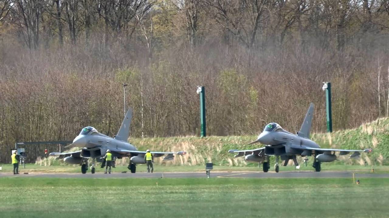 Ein Eurofighter wird für die Suche nach dem vermissten Pawlos beim Fliegerhorst Nörvenich vorbereitet. Die hessische Polizei hat die Bundeswehr um Hilfe bei der Suche nach einem vermissten Jungen gebeten.