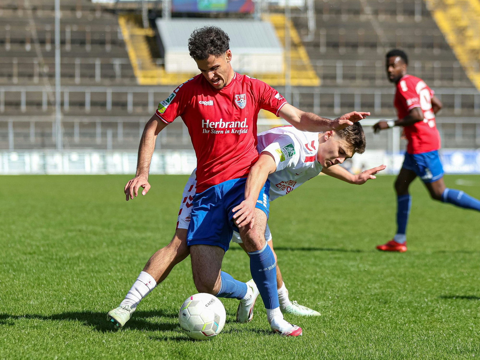 Spielszene aus dem Duell des KFC Uerdingen gegen die U21 des 1. FC Köln.