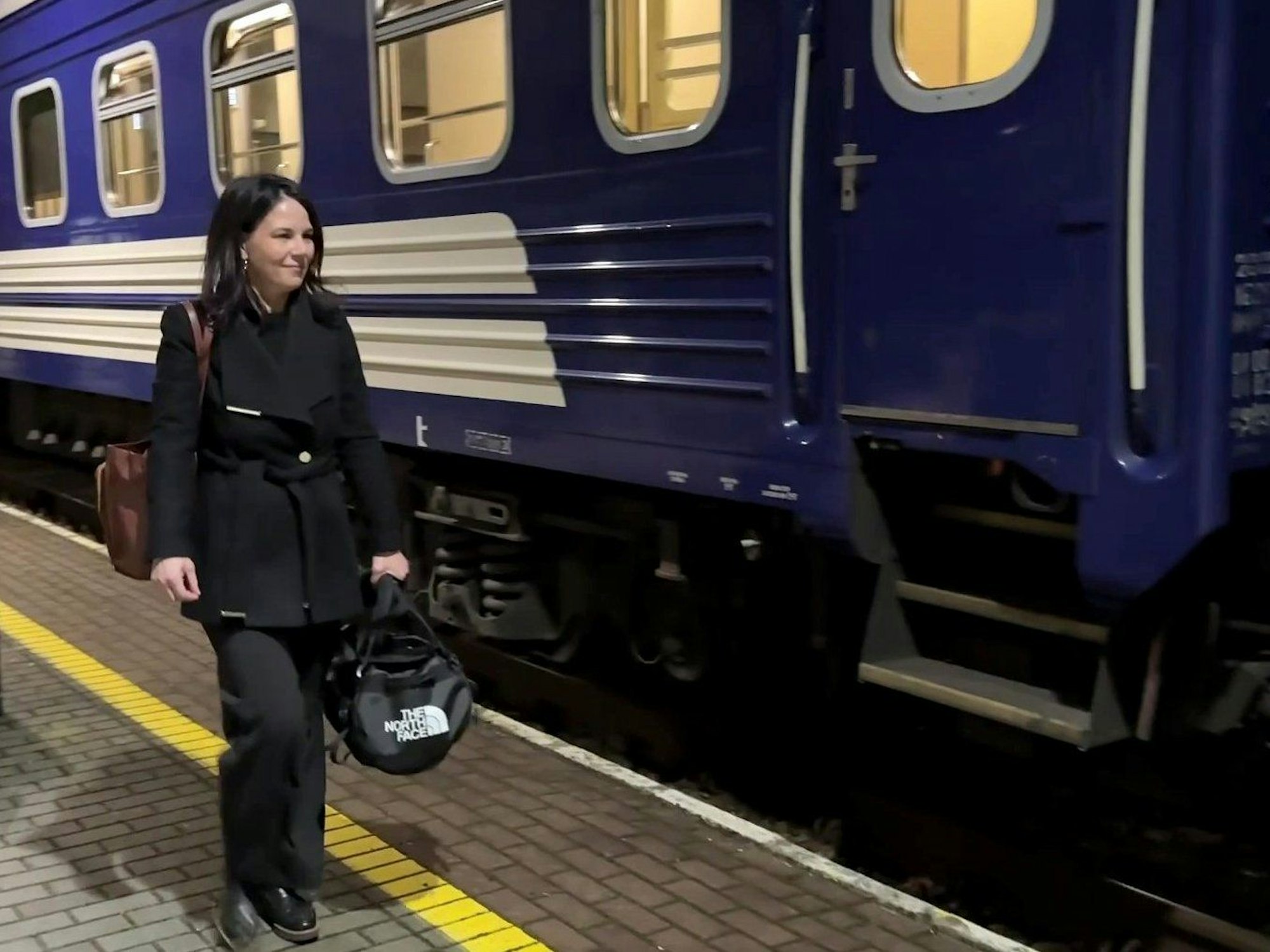 Das Videostandbild zeigt Annalena Baerbock (Bündnis 90/Die Grünen), geschäftsführende Bundesaußenministerin, bei der Ankunft an einem Sonderzug auf dem Weg nach Kyjiw. Es ist die neunte Ukraine-Reise der Außenministerin seit Beginn des russischen Angriffskriegs. Und wohl ihre letzte.