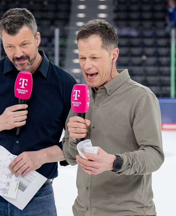 Rick Goldmann und Sascha Bandermann auf dem Eis für MagentaSport im Einsatz.