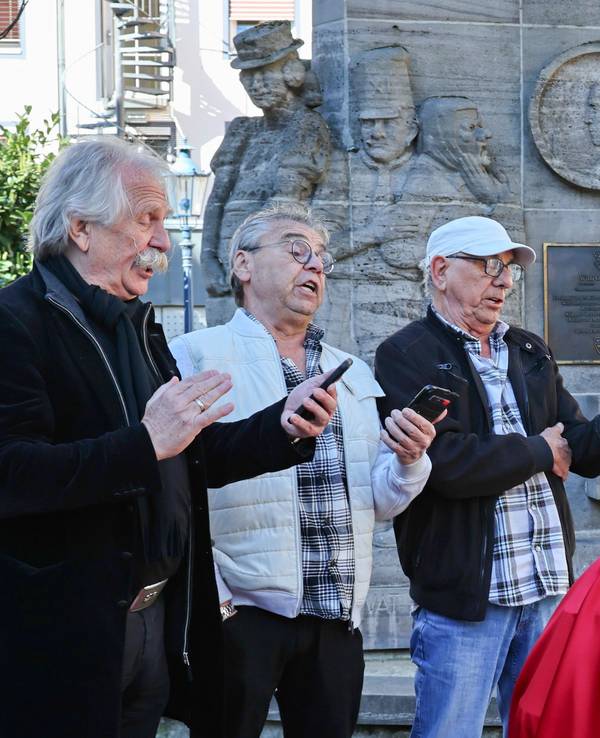 Henning Krautmacher, Micky Brühl und Erry Stoklosa singen am Ostermannbrunnen.
