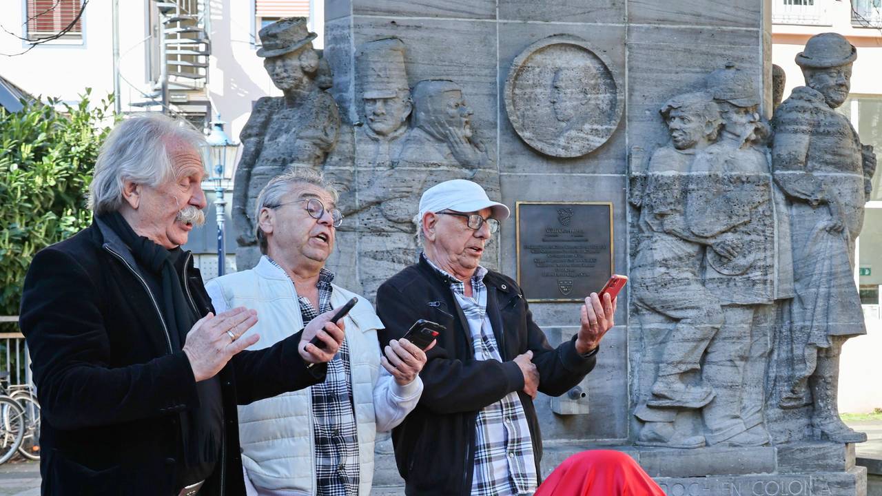 Henning Krautmacher, Micky Brühl und Erry Stoklosa singen am Ostermannbrunnen.