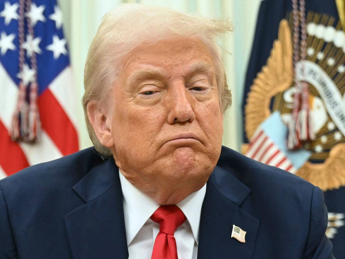 US-Präsident Donald Trump spricht am 31. März 2025 zu Reportern im Oval Office des Weißen Hauses.