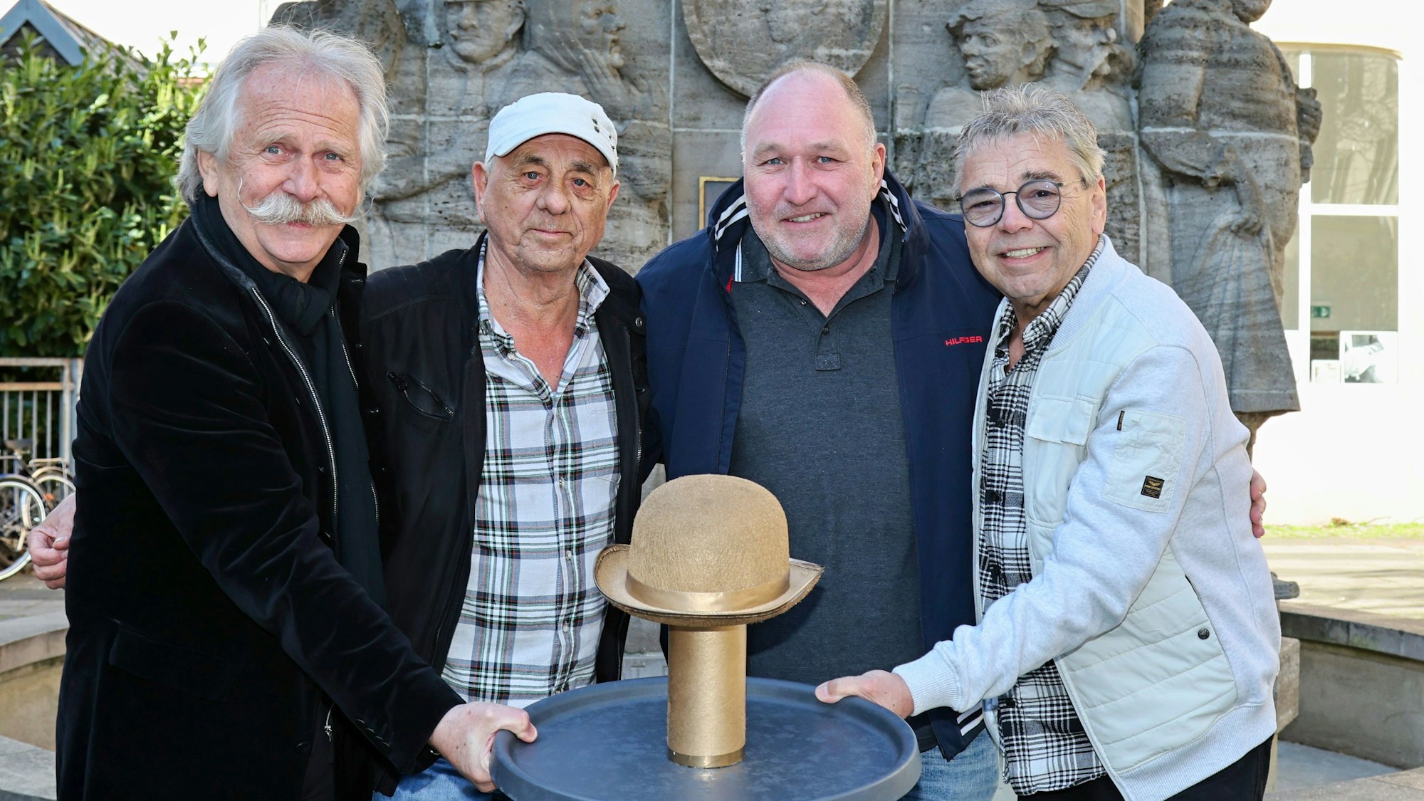 Henning Krautmacher, Erry Stoklosa, Ralf Schlegelmilch und Micky Brühl vor dem Ostermannbrunnen.