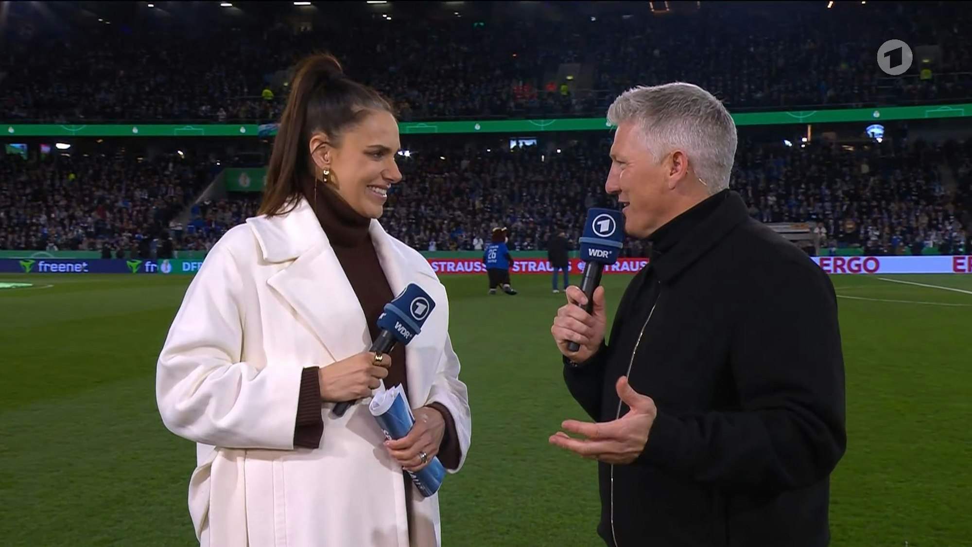 Bastian Schweinsteiger und Esther Sedlaczek bei einer ARD-Übertragung.