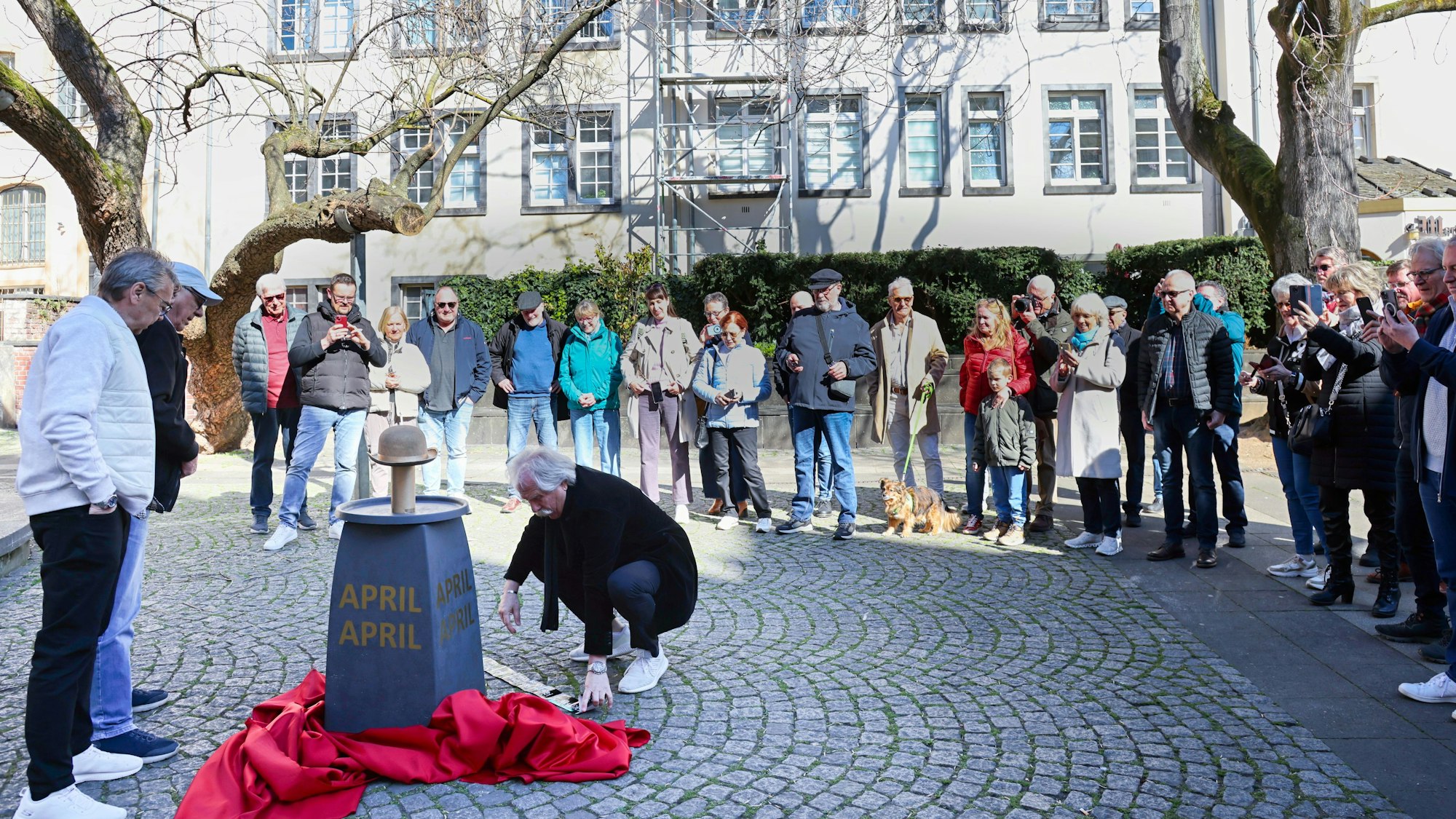 Henning Krautmacher legt einen Zettel auf den Boden.