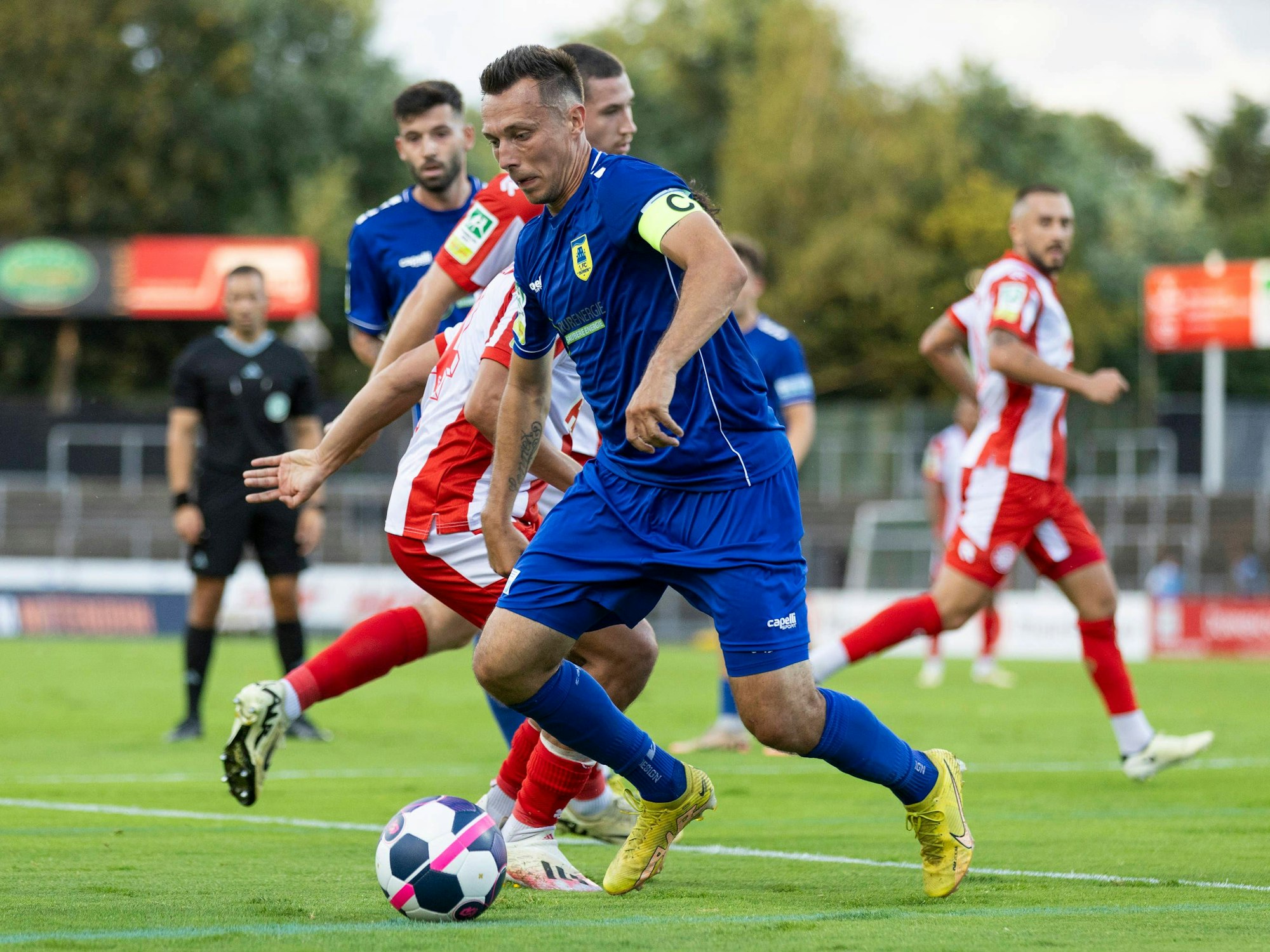 Adam Matuschyk im Spiel des 1. FC Düren bei Fortuna Köln am Ball.