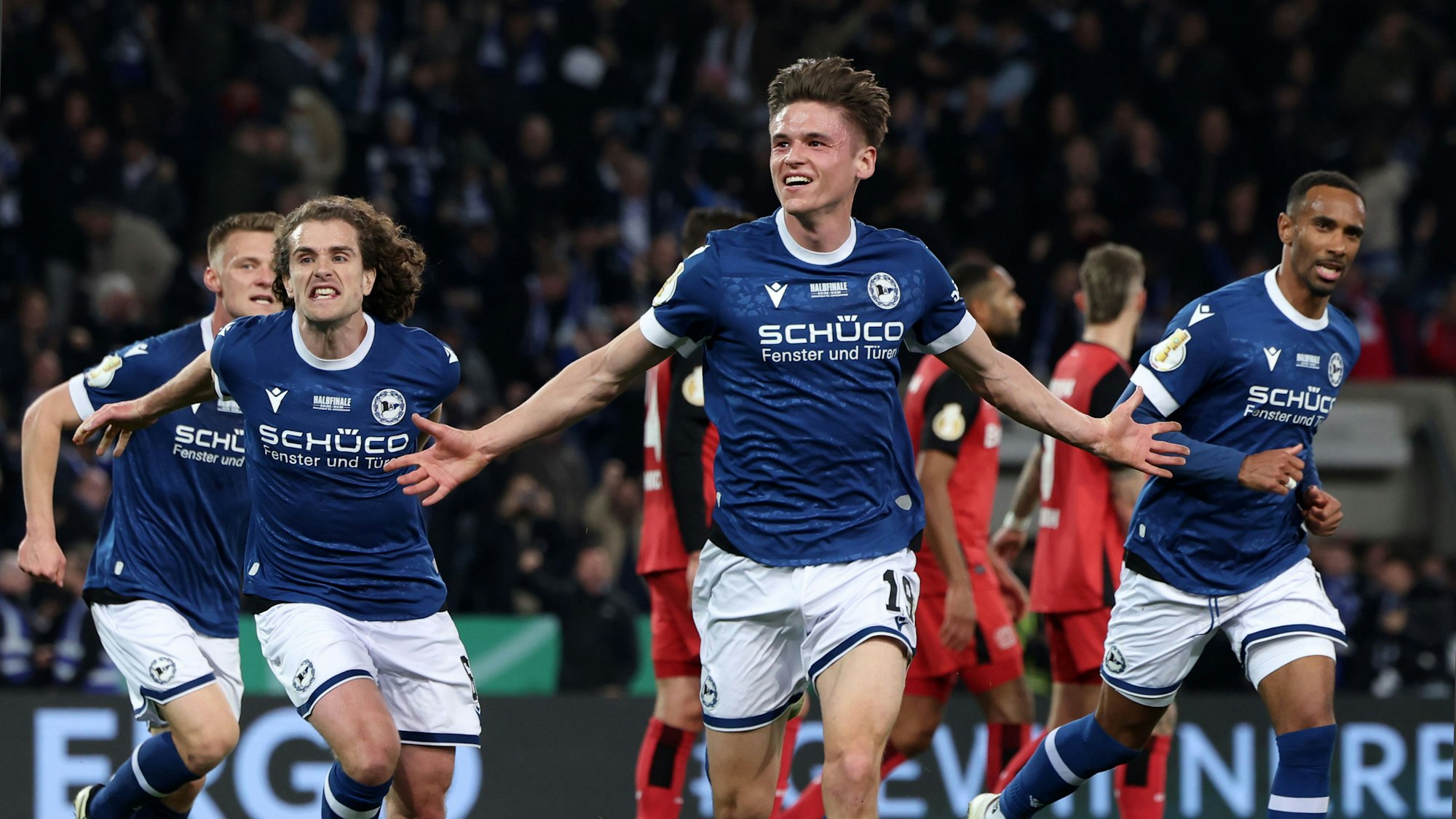 Bielefelds Maximilian Großer jubelt über seinen Treffer zum 2:1.