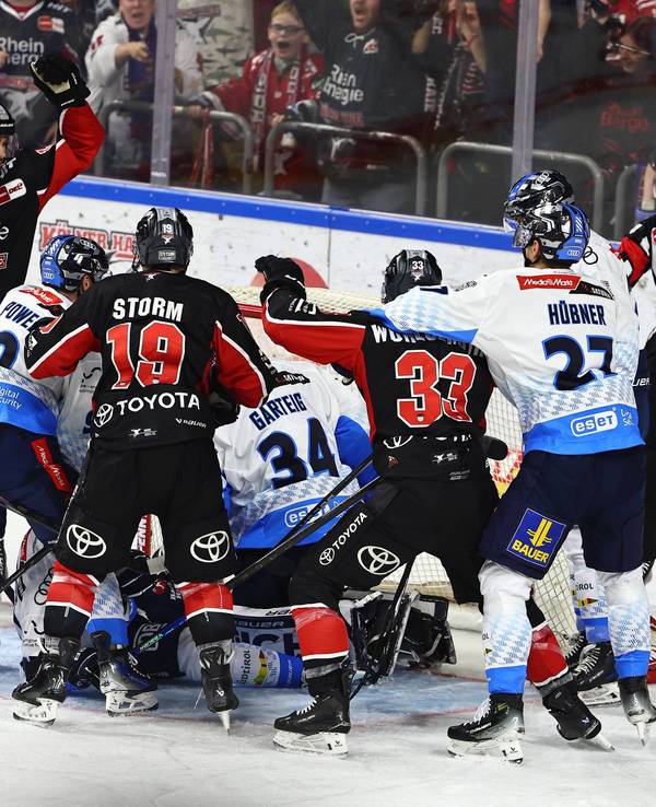 Getümmel vor dem Tor im DEL-Spiel zwischen den Kölner Haien und dem ERC Ingolstadt.