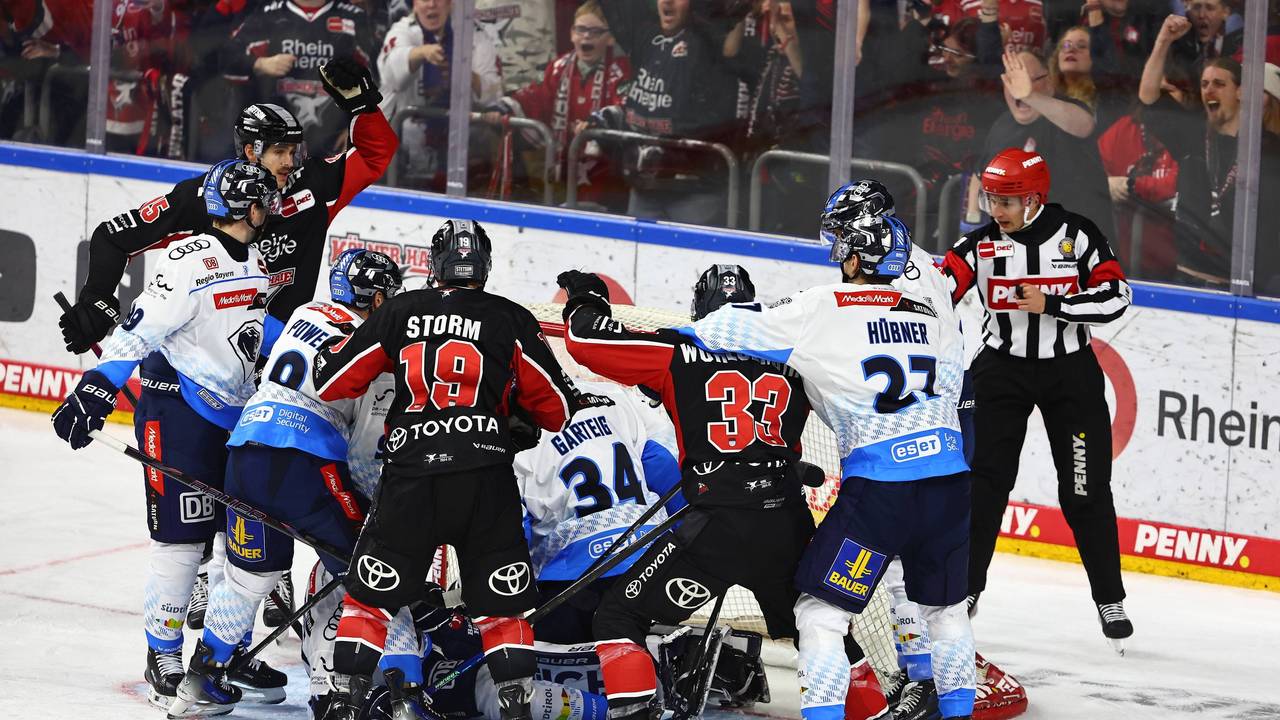 Getümmel vor dem Tor im DEL-Spiel zwischen den Kölner Haien und dem ERC Ingolstadt.