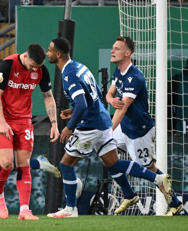 Die Profis von Arminia Bielefeld jubeln, Granit Xhaka ist enttäuscht.
