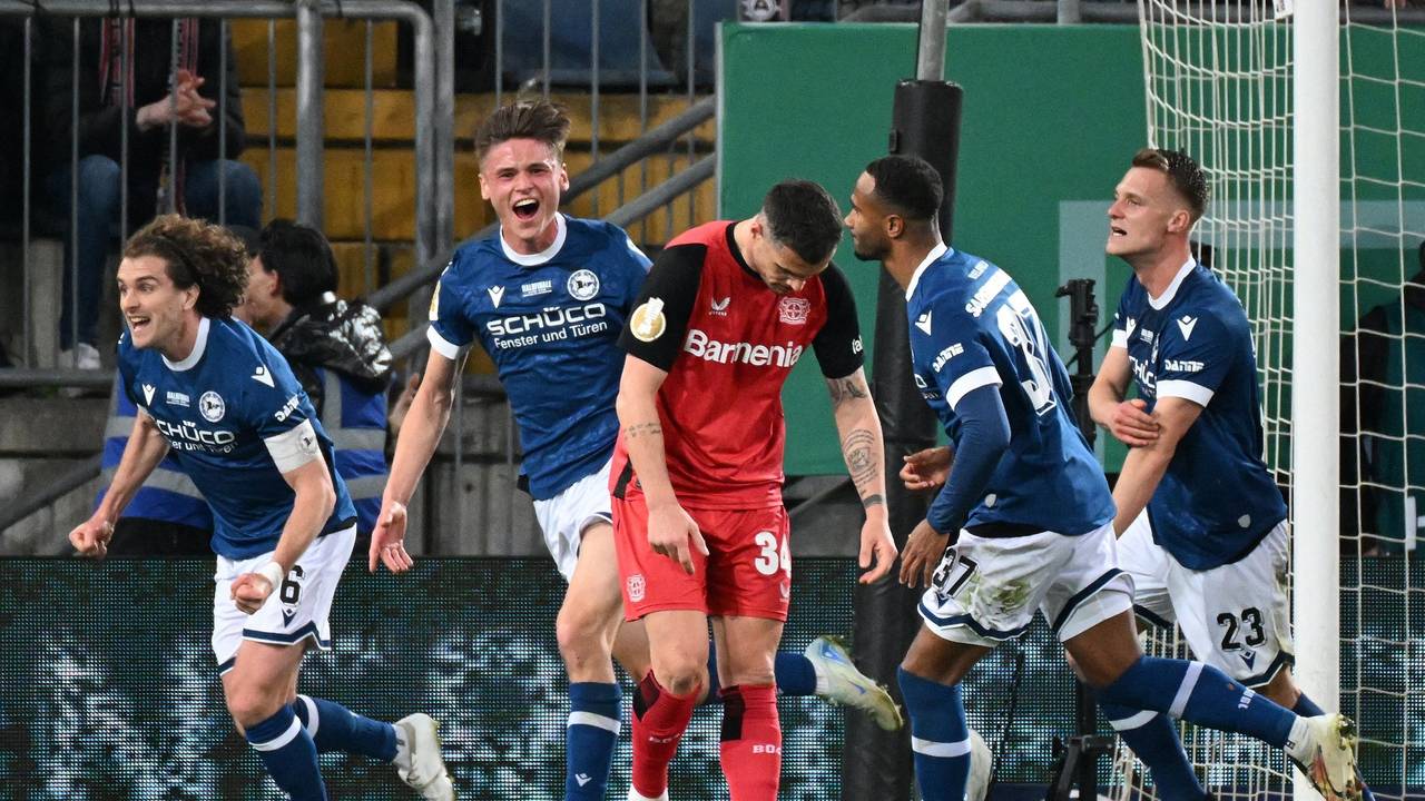Die Profis von Arminia Bielefeld jubeln, Granit Xhaka ist enttäuscht.