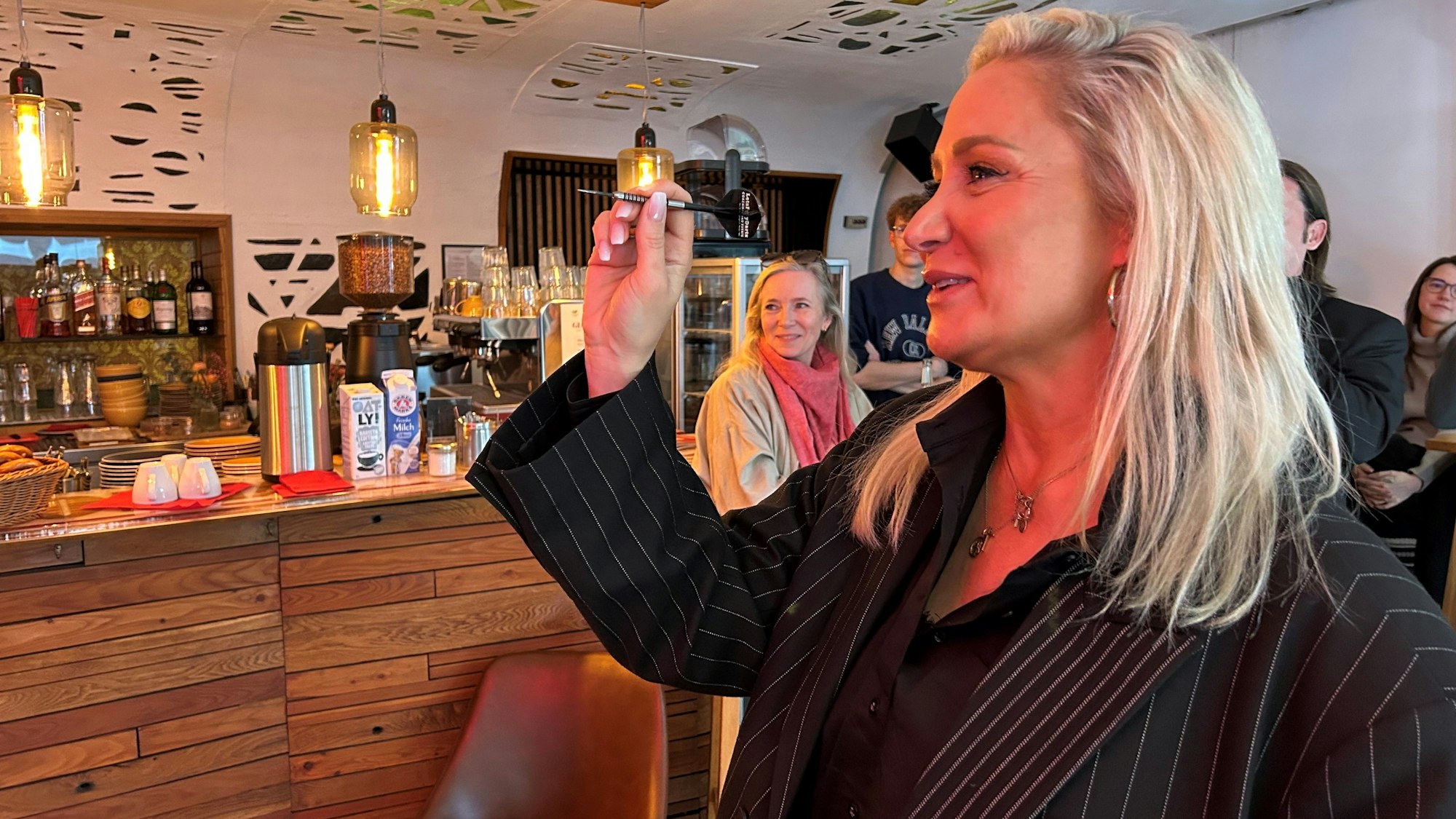 Janine Kunze wirft Dartspfeile.