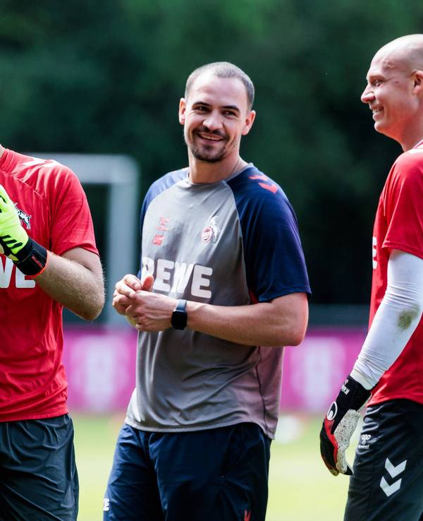 Torhüter Marvin Schwäbe und Matthias Köbbing beim Training mit Co-Trainer Hannes Dold.