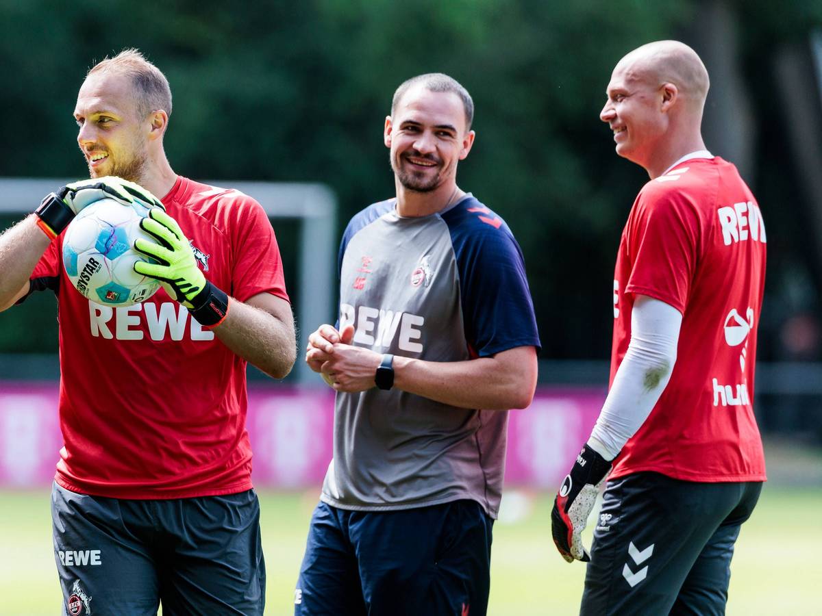 Torhüter Marvin Schwäbe und Matthias Köbbing beim Training mit Co-Trainer Hannes Dold.