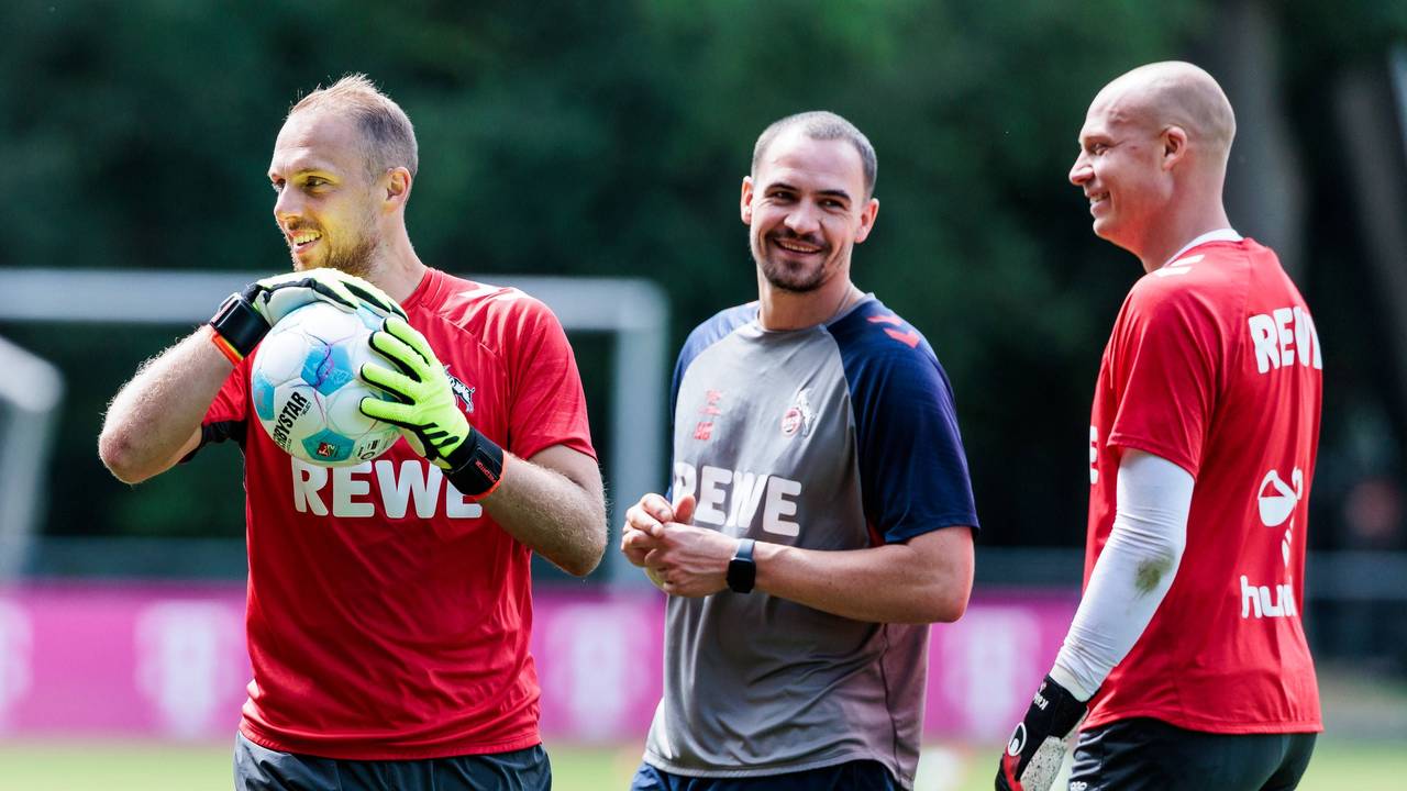 Torhüter Marvin Schwäbe und Matthias Köbbing beim Training mit Co-Trainer Hannes Dold.