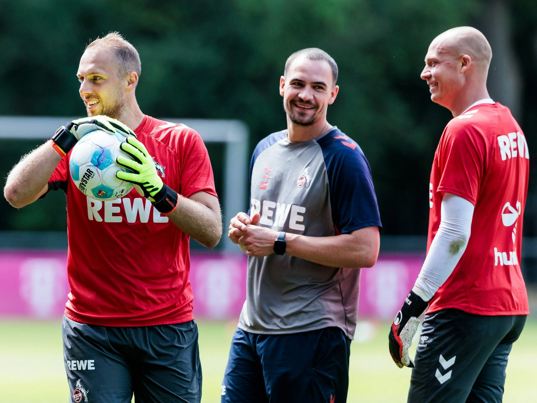 Torhüter Marvin Schwäbe und Matthias Köbbing beim Training mit Co-Trainer Hannes Dold.