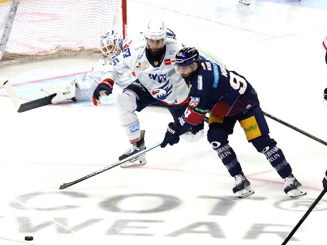 Liam Kirk im Zweikampf mit Paul Mayer.