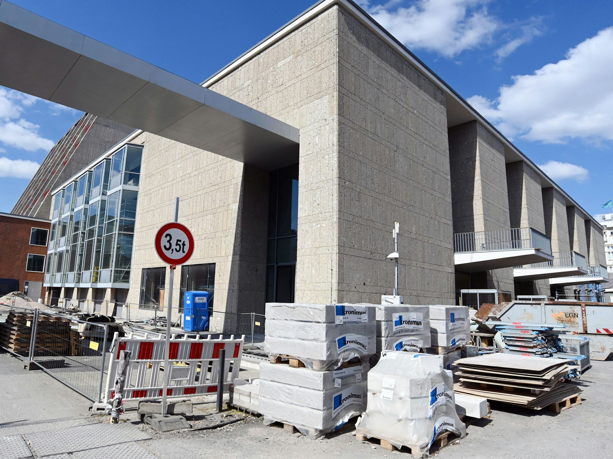 Rundgang über die Opern-Baustelle: Blick von außen auf das Gebäude.