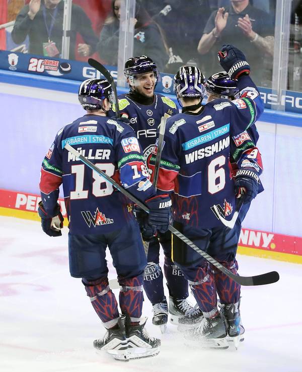 Die Profis der Eisbären Berlin jubeln gemeinsam.