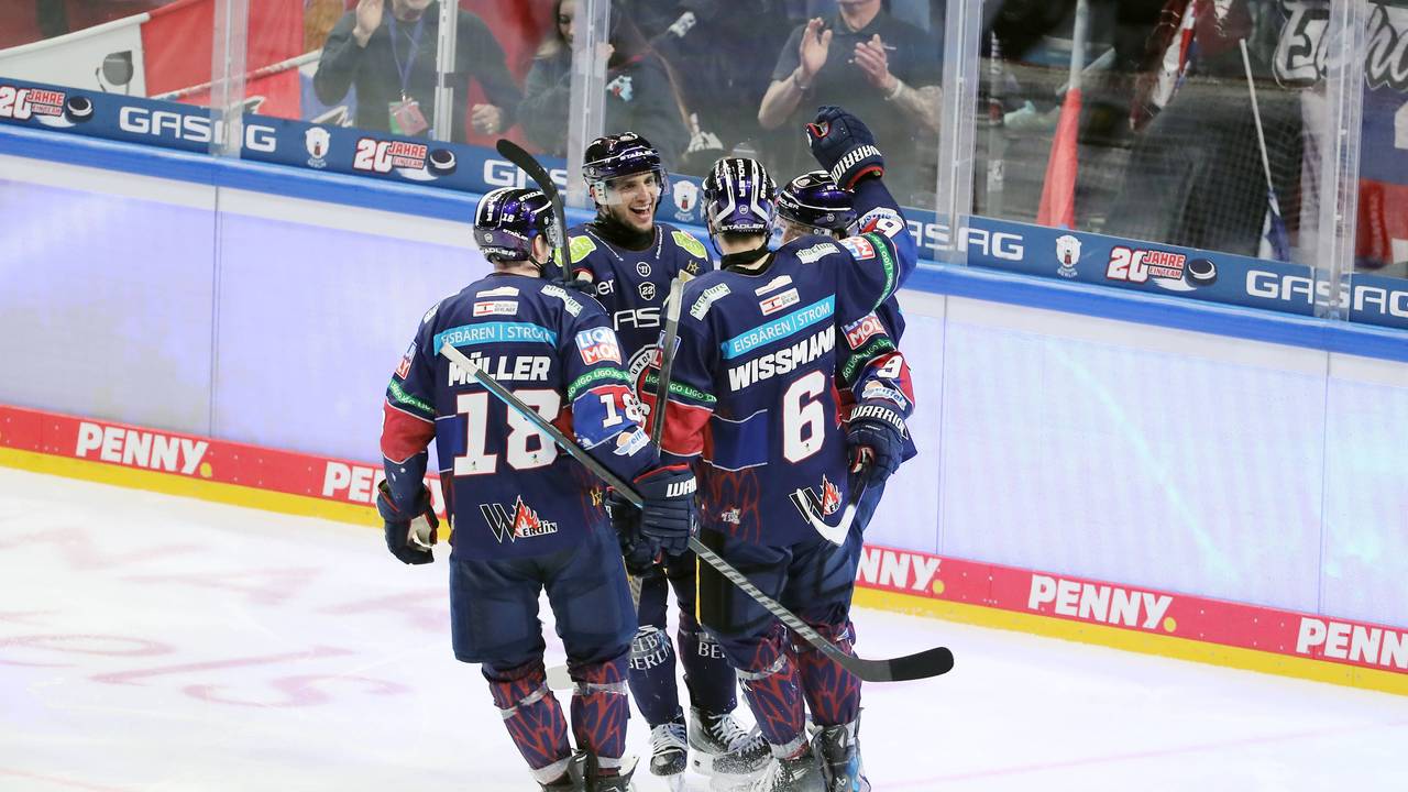 Die Profis der Eisbären Berlin jubeln gemeinsam.