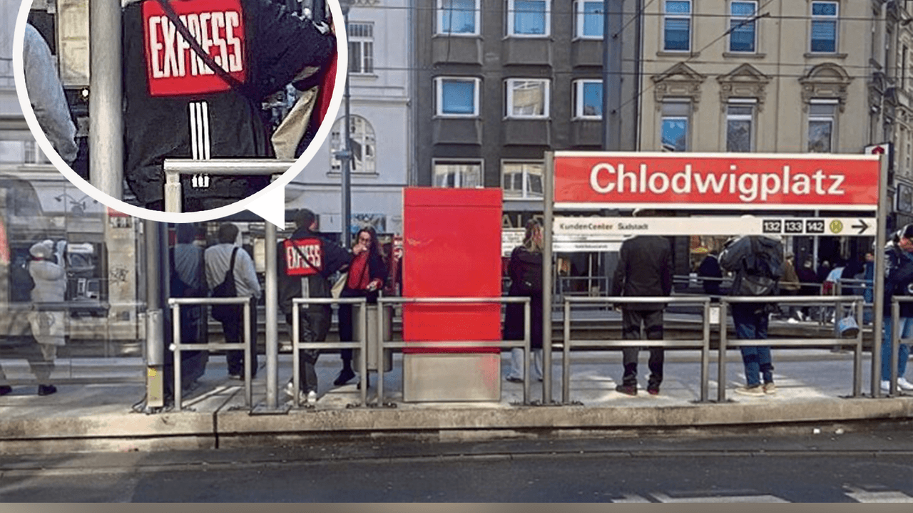 Menschen stehen an einer Haltestelle.