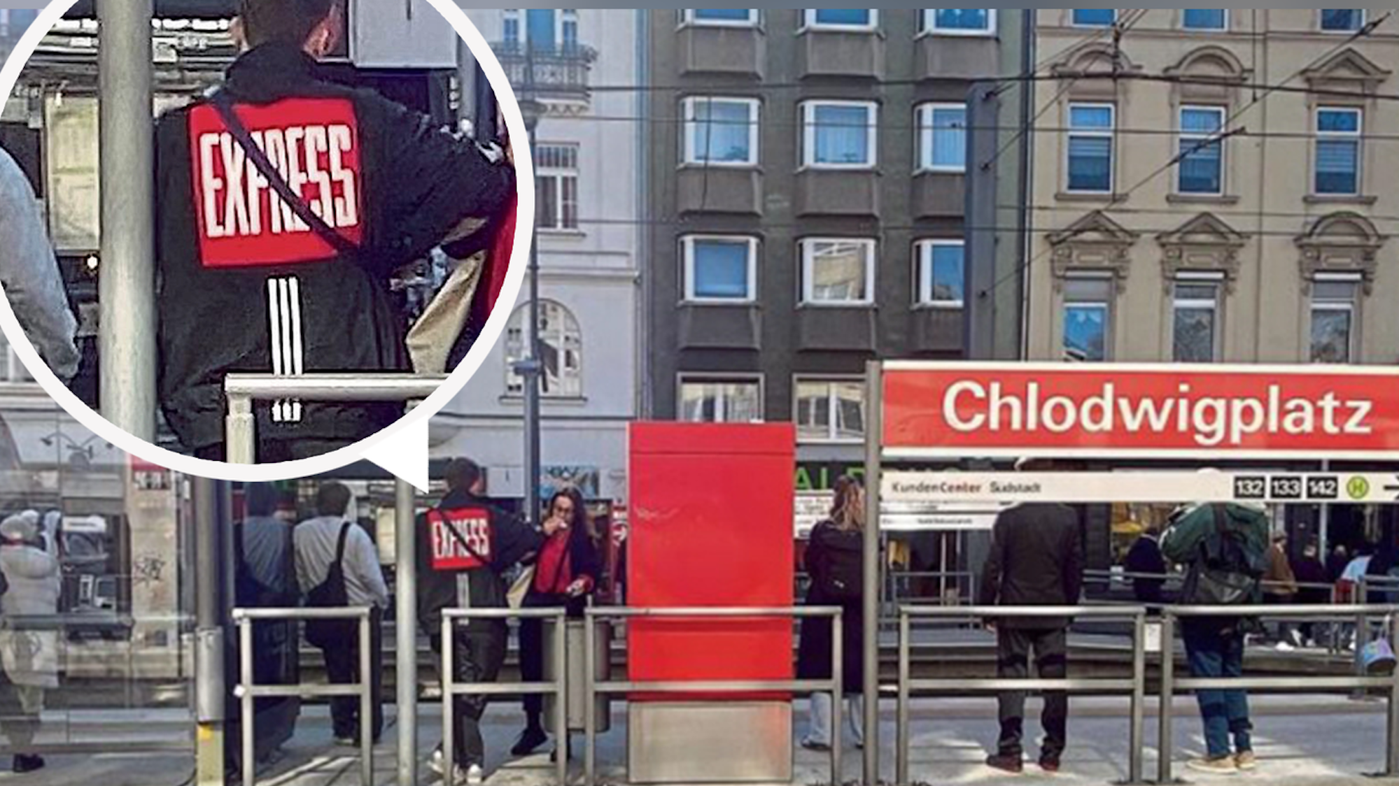 Menschen stehen an einer Haltestelle.