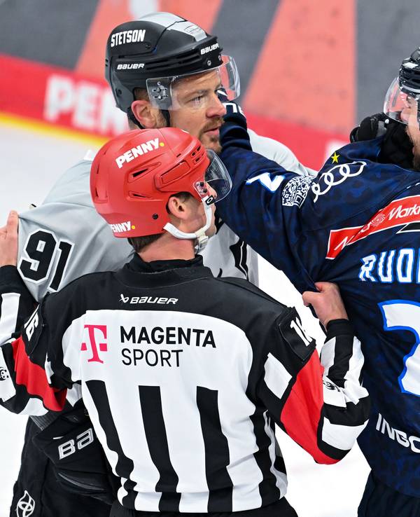Sam Ruopp (r.) von Ingolstadt und Moritz Müller von Köln rangeln auf dem Eis.