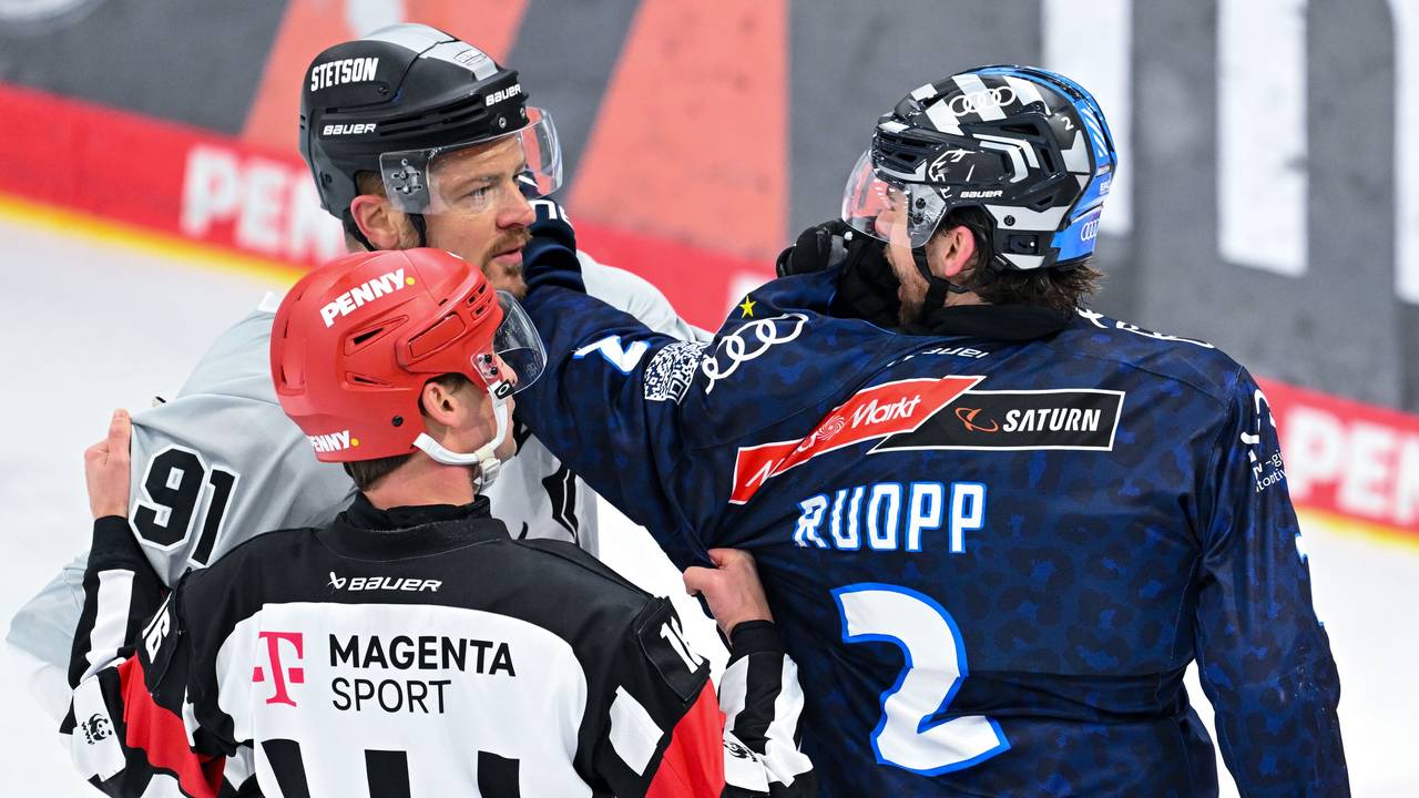 Sam Ruopp (r.) von Ingolstadt und Moritz Müller von Köln rangeln auf dem Eis.