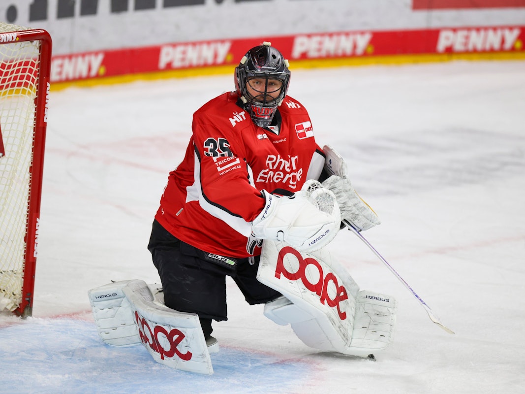 Kölns Torhüter Julius Hudacek auf dem Eis in Aktion.