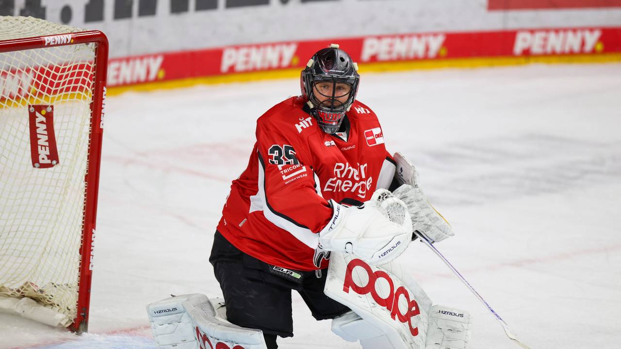 Kölns Torhüter Julius Hudacek auf dem Eis in Aktion.