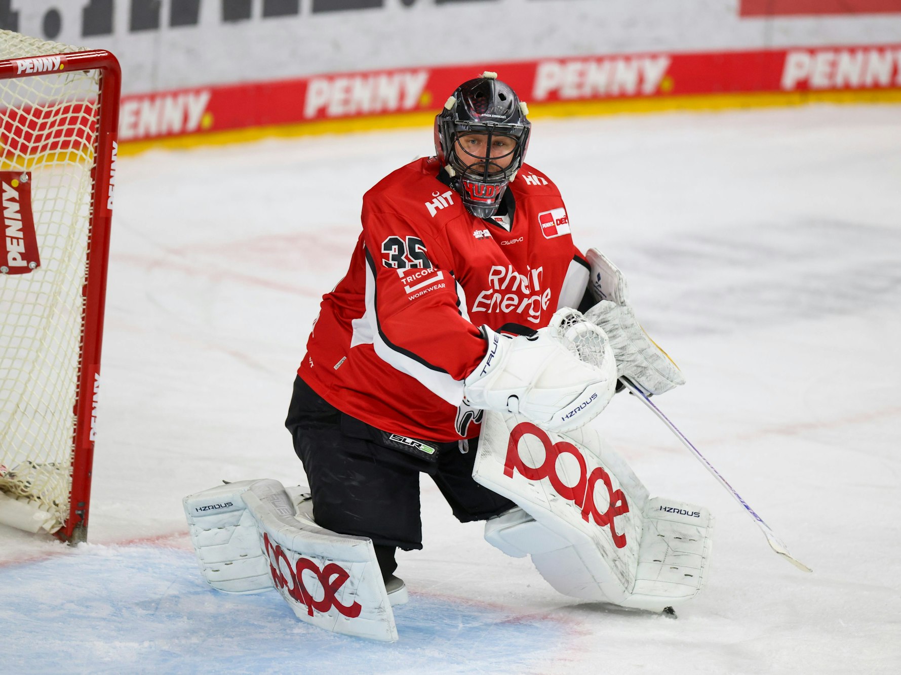 Kölns Torhüter Julius Hudacek auf dem Eis in Aktion.