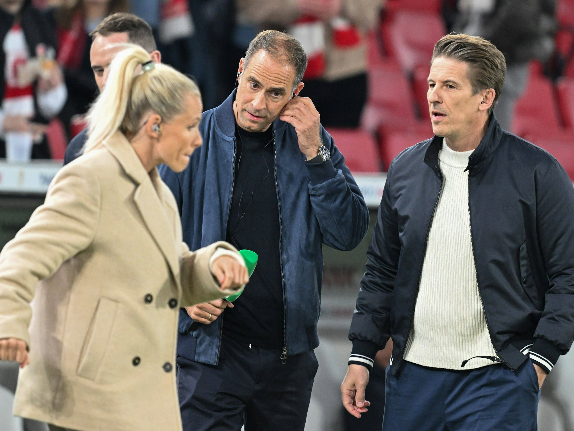 Oliver Mintzlaff neben Sky-Moderator Michael Leopold im Gespräch.