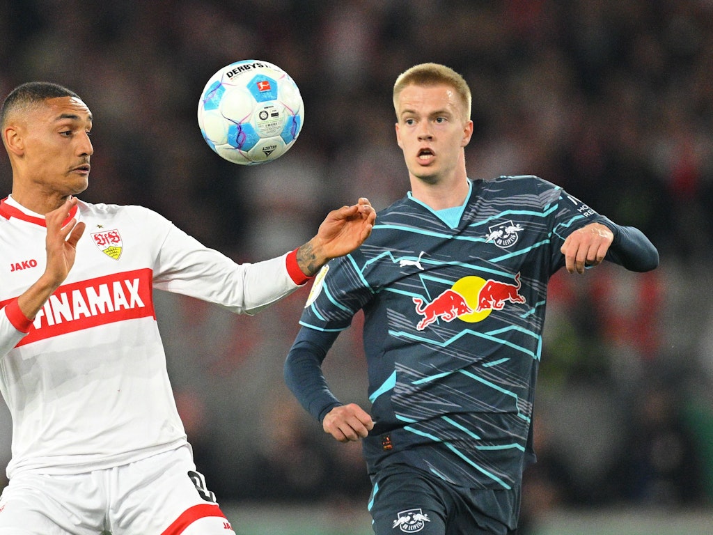 Stuttgarts Enzo Millot (l.) kämpft um den Ball gegen Leipzigs Arthur Vermeeren.